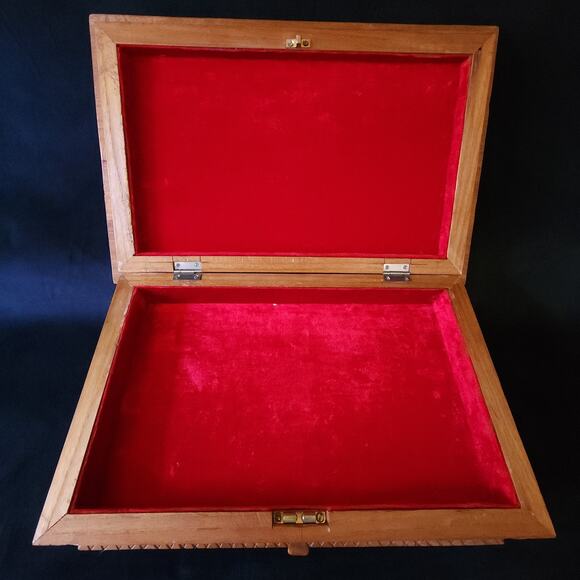Vintage Kelvin Mfg Hand Carved Teak Wood Jewelry Trinket Box Red Velvet Lined - Picture 4 of 11